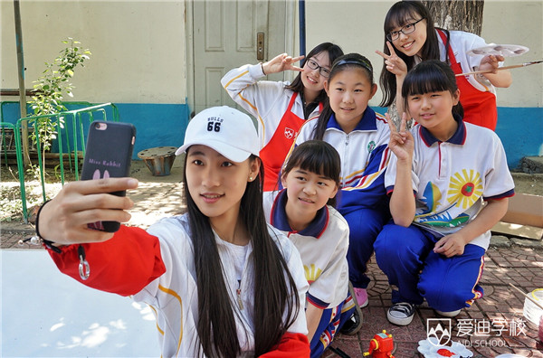 愛迪學(xué)校與太陽同行公益活動，愛迪學(xué)子為打工子弟學(xué)校學(xué)生修繕音樂教室