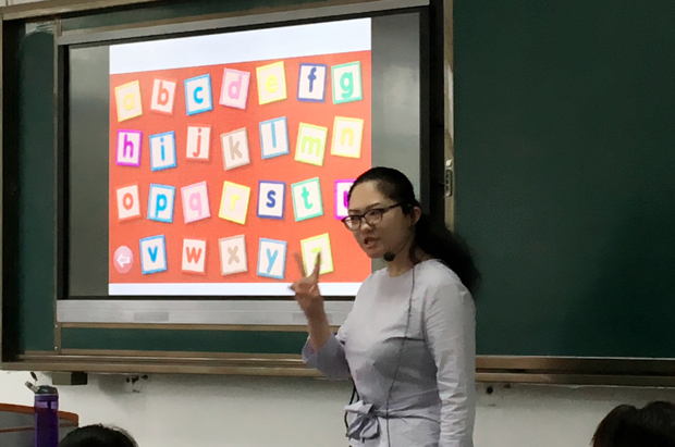 北外專家對邯鄲附中教師團隊進行業(yè)務(wù)提高培訓(xùn)