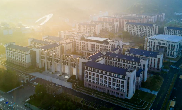 杭州外國語學(xué)校2025年招生信息（學(xué)費、課程、招生人數(shù)）