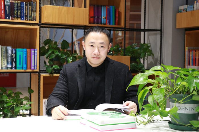 李晨 化學(xué)老師 畢業(yè)于西北大學(xué)，有機(jī)化學(xué)碩士，曾獲國家勵(lì)志獎(jiǎng)學(xué)金，研究生國家獎(jiǎng)學(xué)金。曾赴加拿大皇后大學(xué)參與研究項(xiàng)目。在權(quán)威科學(xué)期刊上發(fā)表研究文章數(shù)篇。從事多年化學(xué)課程，A level、IGCSE化學(xué)，AP化學(xué)教學(xué)