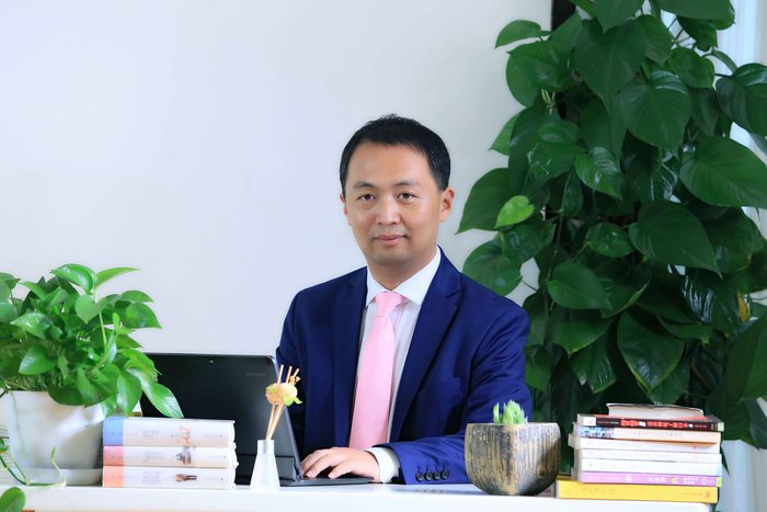 于中連 國際部主任 畢業(yè)于中國農(nóng)業(yè)大學(xué)，獲博士學(xué)位。美國明尼蘇達(dá)大學(xué)藥學(xué)系博士后，德州大學(xué)博士后。專長于國際課程開發(fā)、中國學(xué)生國際化適用性解決方案制定和學(xué)生升學(xué)長期規(guī)劃。