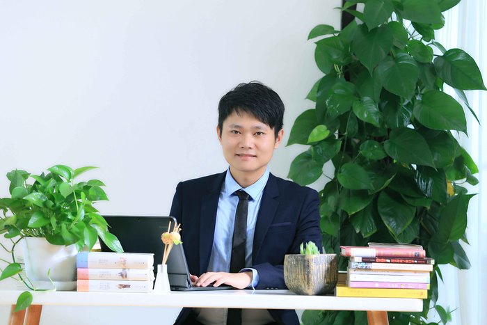 丁伯文 班主任 畢業(yè)于美國Salisbury University, 獲中文及英語雙學(xué)位碩士。曾獲國家勵(lì)志獎(jiǎng)學(xué)金、研究生一等獎(jiǎng)學(xué)金、優(yōu)秀研究生干部、美國弗萊明杰出研究生候選人等榮譽(yù)稱號。