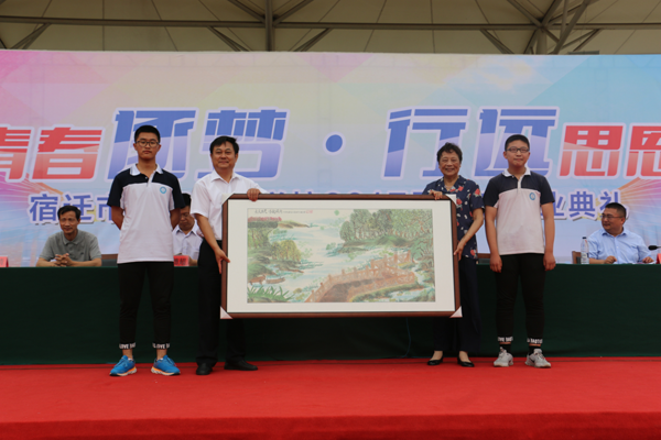 鐘吾國(guó)際學(xué)校把四個(gè)“囑托”放進(jìn)了畢業(yè)生遠(yuǎn)走的“行囊”