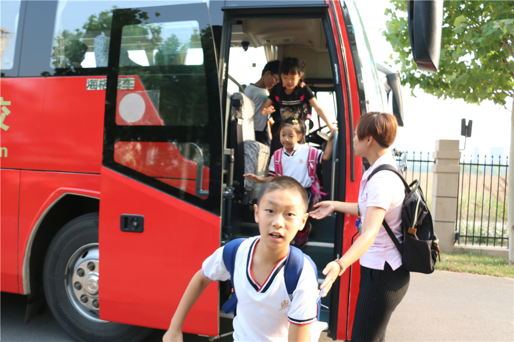 心系安全、平安乘車 ------華苑楓葉國際學校舉行校車逃生演練