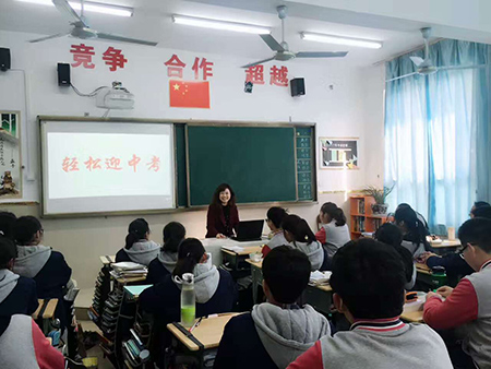 家長(zhǎng)來(lái)上班會(huì)課，助孩子輕松迎中考